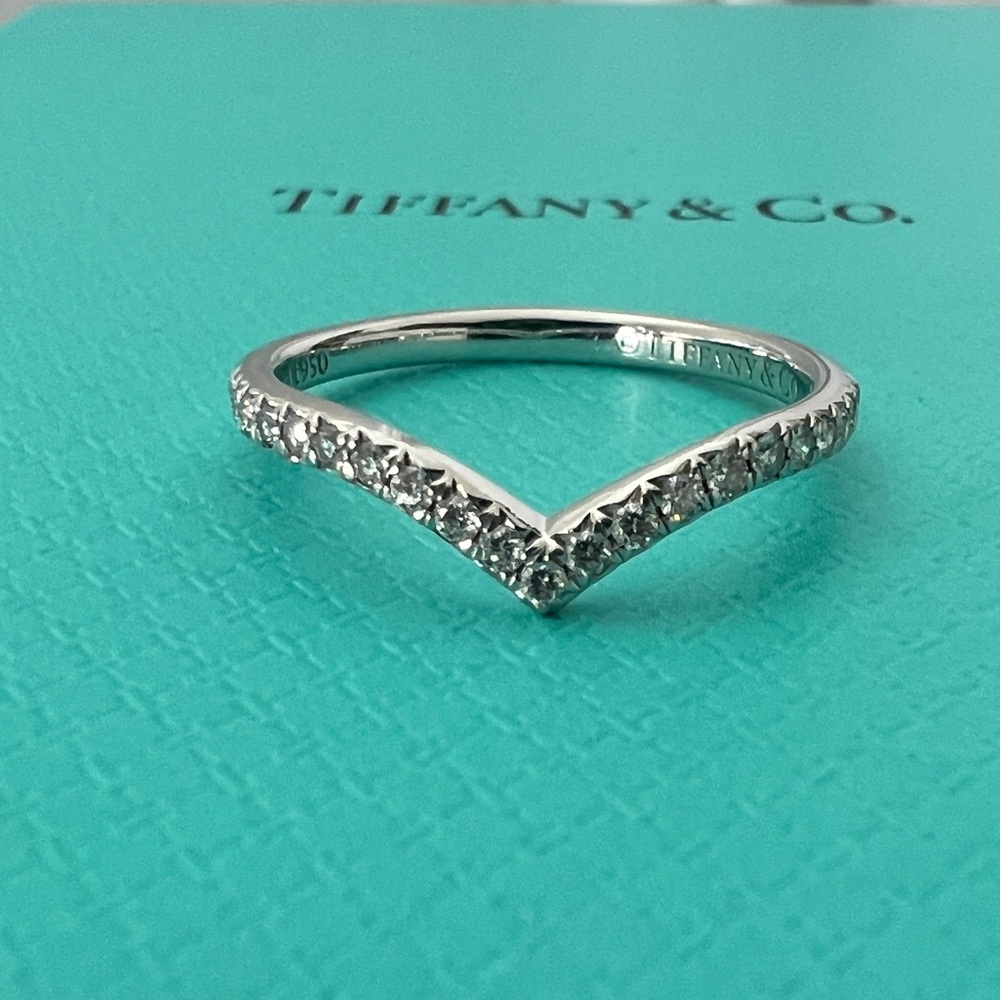 Beautiful V ring - Picture 1 of 14